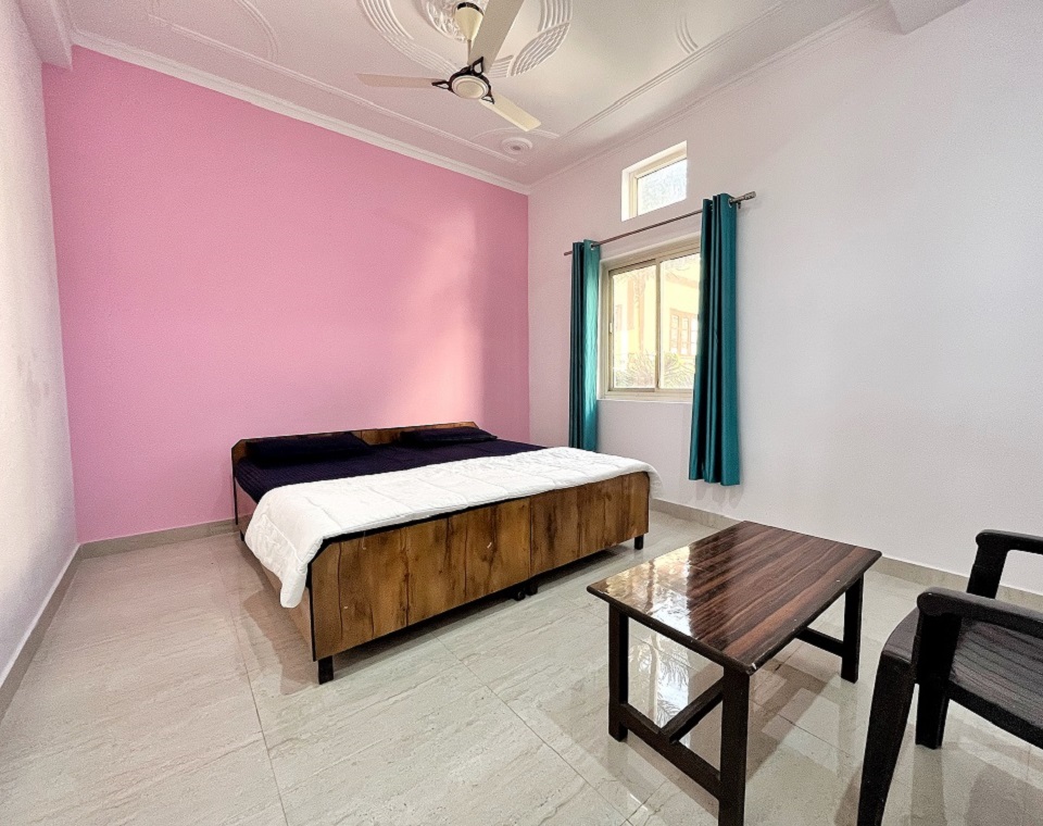 Couple room at Adi Yogpeeth yoga school in Rishikesh